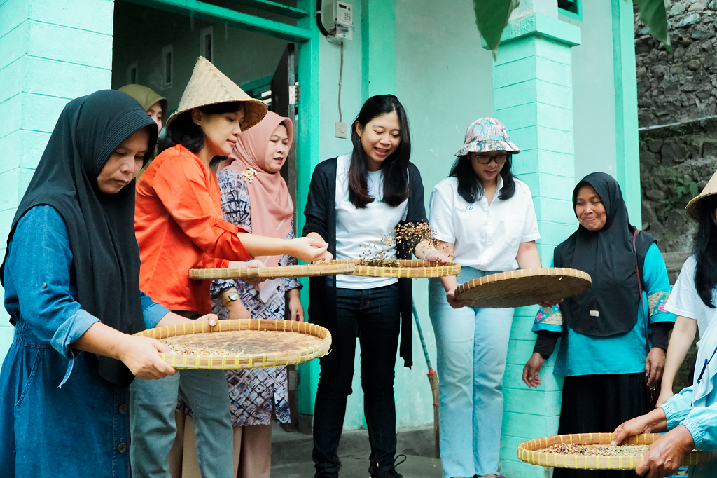 Makmur Dukung Petani Kopi Wanita dengan Permudah Akses Energi Terbarukan di Lombok